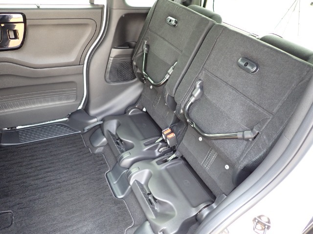 ◆チップアップ＆ダイブダウン機構付【ULTR SEAT】は後席座面を左右分割で跳ね上げることができます。トランクで積載できない背の高い荷物をラクラク収納できます。ホンダ車ならではの人気装備です。