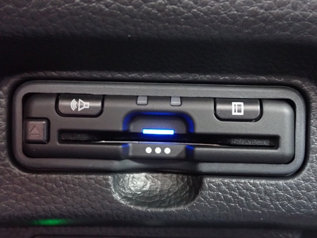 ■【ETC車載器】が装備されています。セットアップをしてお渡しとなり、ETCカードを差し込むだけで高速道路の利用が可能です。