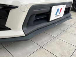 【STIスタイルパッケージ】フロント・サイド・リアをSTIのエアロで統一。外観のスポーティーさを際立たせてくれるだけでなく、高速走行時の空力バランスを最適化してくれます。