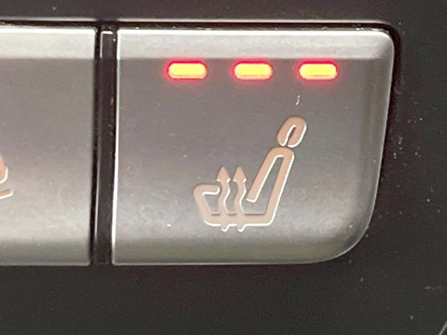 ●フロントシートヒーティング：運転席・助手席共に三段階で調節が可能なシートヒーターを装備しております。季節を問わず快適にご使用いただけます。