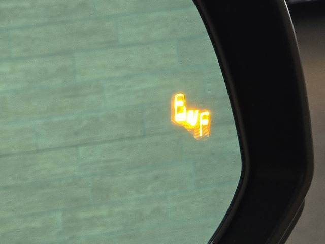 【ブラインドスポットモニター】搭載しております。隣の車線を走る車両をレーダーで検知し、死角エリアの車両の存在をお知らせし