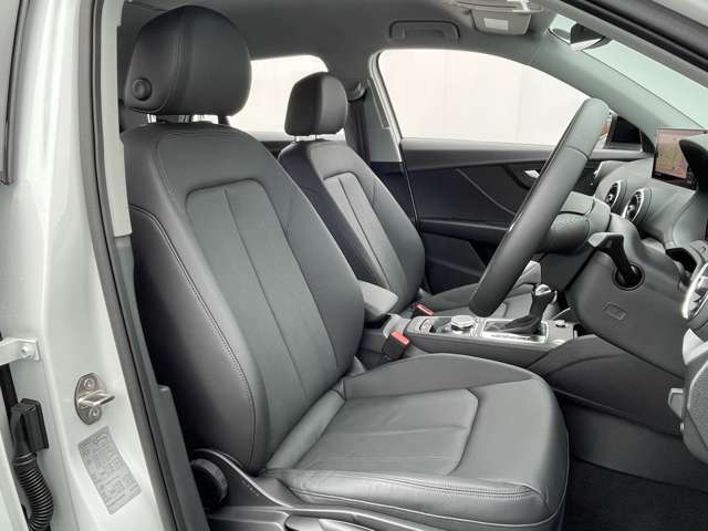 硬めに感じられるシートはホールド性に優れ、ロングドライブでも疲れが少なく身体をしっかりと支えます。