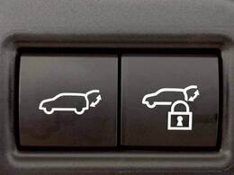 【電動リアゲート】ボタンひとつで大きなゲートも簡単に開閉可能です。背の高いSUV、ミニバンにあると嬉しいですね。