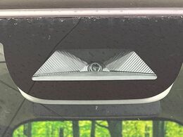 【ホンダセンシング】走行中に前方の車両等を認識し、衝突しそうな時は警報とブレーキで衝突回避と被害軽減をアシスト。より安全にドライブをお楽しみいただけます。