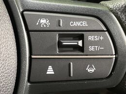 【アダプティブクルーズコントロール】高速道路での長距離走行が楽に！！自動で速度を保つクルーズコントロールが、衝突軽減システムと連携し、前方の車両を感知して車間を保つように速度調節してくれます！！