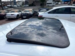 【ムーンルーフ】開放感たっぷりの希少装備、ムーンルーフが装着されています！車内に明かりを取り入れたり景色を楽しむ以外にも、車内の空気も簡単に換気できて快適です！