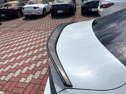 【純正OPリヤスポイラー】スポーツカーらしさがグッと引き立つ大型リヤスポイラーを装着♪高速走行時のスタビリティ（走行安定性）向上に役立ちます。