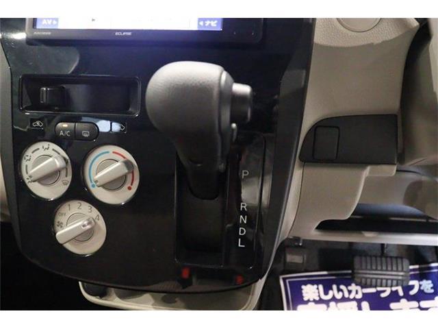 ステアリングホイールからスムーズに持ちかえられるインパネシフトを採用。シフトノブをコンパクト化し、女性でも操作しやすいサイズです