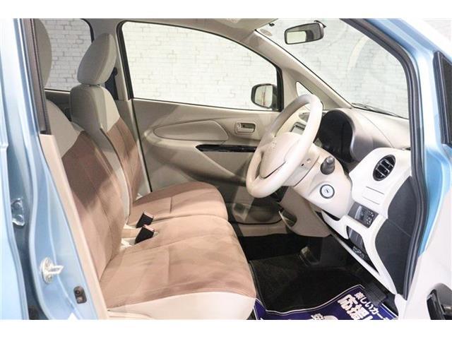 良好な視界とスムーズな乗り降りを実現した運転席。運転席はアイポイントを高くし視界良好です。
