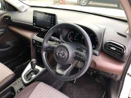 長く過ごす運転席なので、運転される方の事を考えてスイッチやレバー類は操作のしやすい位置に配置されています。