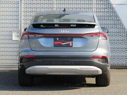 エキゾーストパイプのないリヤエンドには、ライトストリップで一直線につながったLEDリヤコンビネーションライト、ミリ秒単位で光が流れるように点灯して曲がる方向を示すダイナミックターンインディケーターを採用