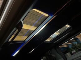 【左右独立ムーンルーフ】2列目左右席にそれぞれ配置されたガラスルーフ！日差しに合わせて片側だけシェードを閉めることも可能です！