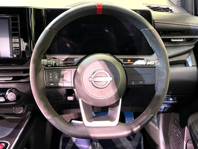 【純正革巻きステアリング】上質な革を使用することで、手にしっかり馴染みとても運転しやすいハンドルです♪