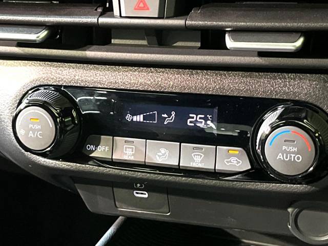 【オートエアコン】一度お好みの温度に設定すれば、車内の温度を検知し風量や温度を自動で調整。暑い…寒い…と何度もスイッチ操作をする必要はありません。快適な車内空間には必須の機能ですね♪