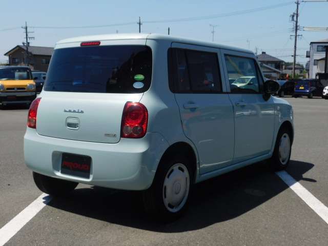 車両入庫チェックではエンジン・機関系をはじめ、電装装備、内装など100項目以上のチェックをしています。試乗も行なっていますのでご安心下さい。