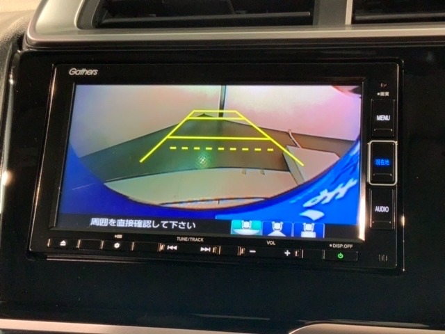 リバースギアに入れるだけで後方の表示へ切り替わります。夜間や雨の日の駐車も楽になりますよ。