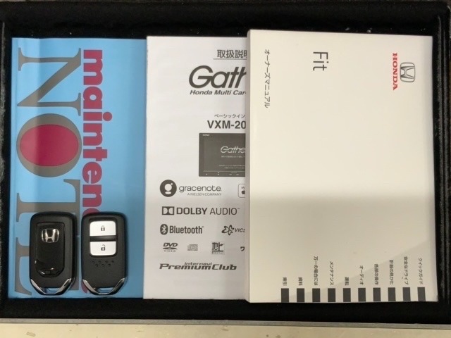 スマートキーは鍵をバッグに入れたままでもドアロックの開閉やエンジンのON・OFFができます。夜間や雨の日も鍵を探さなくて良いので便利です。