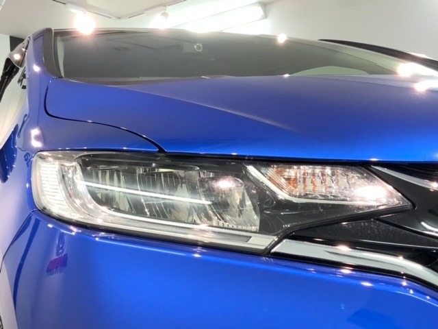 LEDヘッドライトは、点灯の瞬間から最大光量を発揮し、突然暗くなるトンネルなどでの安定感を高めます。