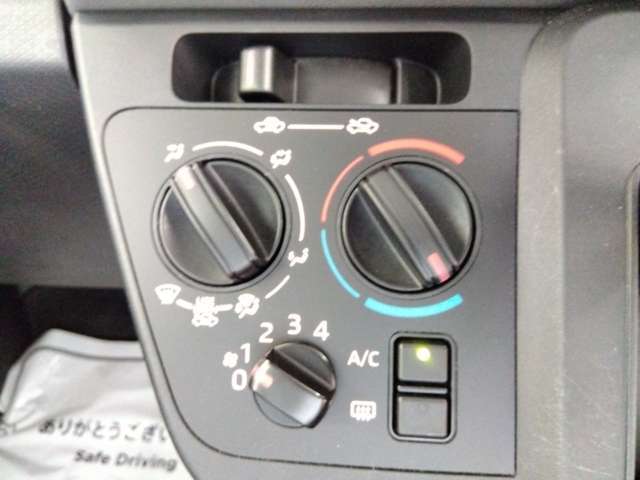 軽自動車館の大きな看板が目印！