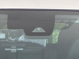 【エマージェンシーブレーキ】走行中に前方の車両等を認識し、衝突しそうな時は警報とブレーキで衝突回避と被害軽減をアシスト。より安全にドライブをお楽しみいただけます。