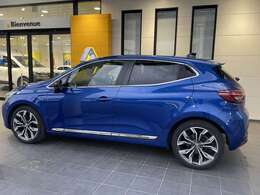 クーペの様な美しいサイドビュー。リアのドアノブは、窓枠に隠されている。