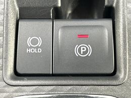 【電動パーキングブレーキ】パーキングブレーキは便利な電動式！ボタン一つで操作でき、アクセルを踏めば自動で解除されます♪レバーやペダルが無いので運転席廻りもすっきりしますね♪