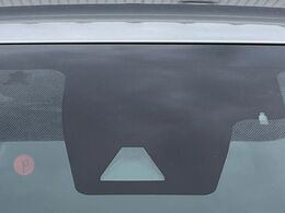 【トヨタセーフティセンス】走行中に前方の車両等を認識し、衝突しそうな時は警報とブレーキで衝突回避と被害軽減をアシスト。より安全にドライブをお楽しみいただけます。