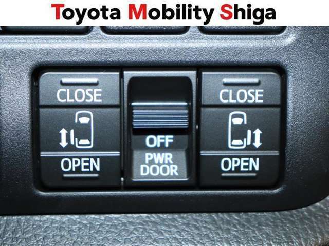 運転席からワンタッチで両側パワースライドドアの開閉ができて便利です。