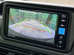 【バックカメラ】駐車時に後方がリアルタイム映像で確認できます。大型商業施設や立体駐車場での駐車時や、夜間のバック時に大活躍！運転スキルに関わらず、今や必須となった装備のひとつです！