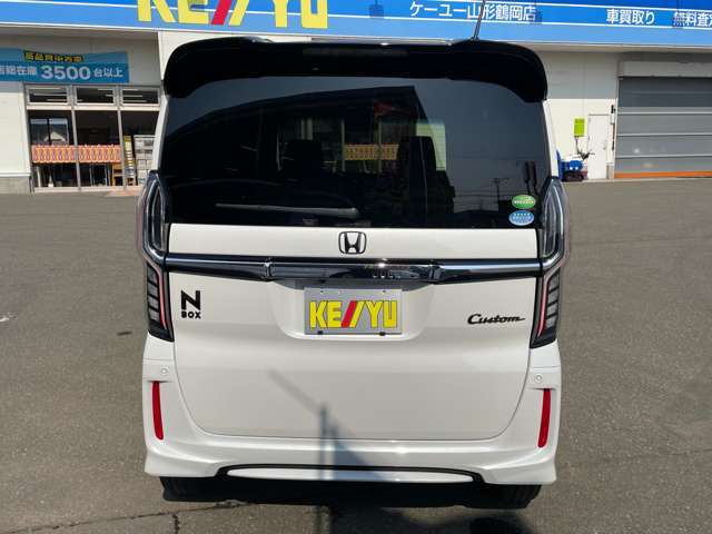 弊社ではインターネットでの遠方販売に自信があります。店頭でのご納車であれば、お車を持ち込まずに名義変更等のお手続きが出来ますので、ご近所の販売会社で購入する場合と変わらぬ諸経費にてご購入可能です♪