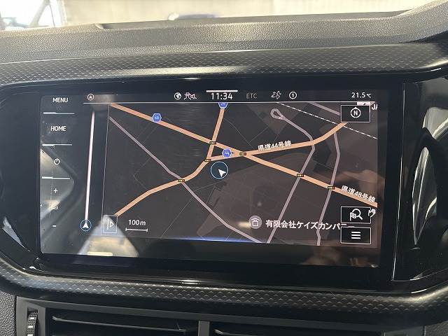 【純正メモリナビ】FM・AMラジオやブルートゥース接続など多彩な機能を併せ持っており、インパネ周りがすっきりしてますね！追加オプションでナビ機能やフルセグTV、DVD再生なども可能です。