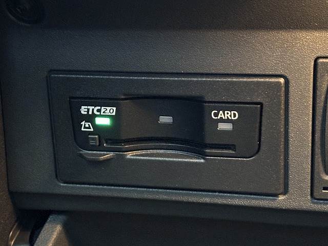 【ETC車載器】を装備しておりますので、ご納車直後からの遠距離ドライブも可能です。土日の利用料金の割引や、朝夕の通行料金を割引料金で高速道路をお楽しみいただけます。
