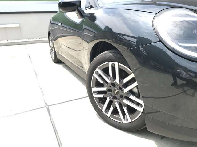 MINIのオートライトは積極的にライトをつけることにより、自車の存在を周囲に向けアピールいたします。それは安全性への配慮でもあります。