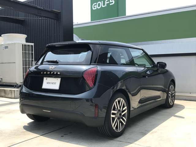 後ろからみても直ぐにMINIだとわかる丸みを帯びたデザインでございます。