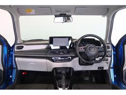 【インテリア】モノトーンのシンプルなインテリア♪ナビパネルはドライバー側に8度傾斜してあって操作性がいいですよ☆サイドエアバッグ＆カーテンエアバッグも装備☆6つのSRSエアバッグで安心です☆