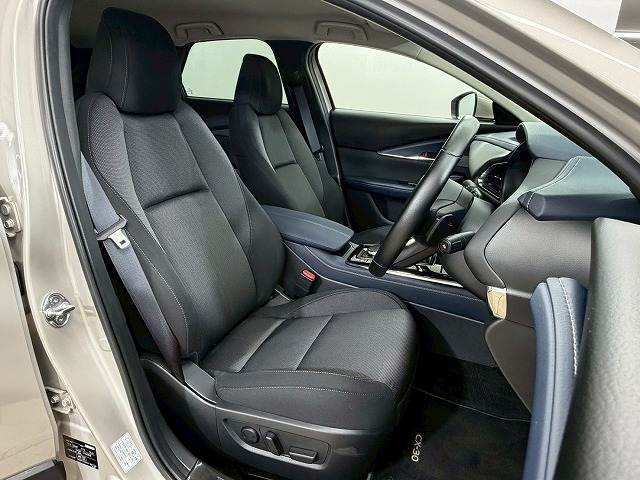 各種ブランドのシートカバーの取り扱いもございます。また、弊社オリジナルフロアマットもご用意しております。自慢の愛車をアレンジしてみてはいかがでしょうか。