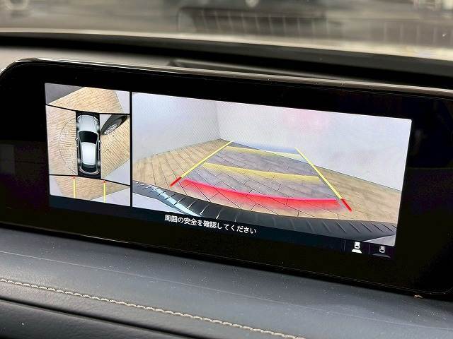 【全周囲カメラ】 クルマを上空から見下ろしているかのように、直感的に周囲の状況を把握できます。