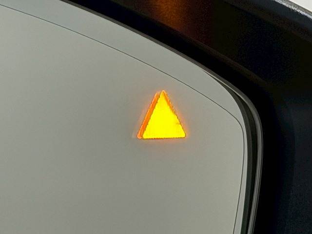 【ブラインドスポットモニター】車線変更時の死角の安全をサポートする装置です。