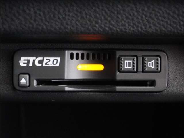 ◆ETC2.0装着◆進化したドライブ体験。料金収受システムだけだったETCが生まれ変わって、高速道路を賢く使うETC2.0に進化しました。多彩な情報サービスが便利で快適なドライブ体験を提供します。