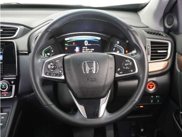 【Honda SENSING】 カメラ等装置で精度の高い検知能力を発揮、安全運転を支援します。ステアリング上のコントローラーに注目！