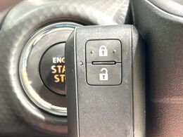 【キーレススタートシステム】カバンやポケットに入れたままでもドアの施錠・解錠が可能なスマートキーを装備。エンジンのオン・オフ時もカギを取り出す必要が無いからとっても便利です♪