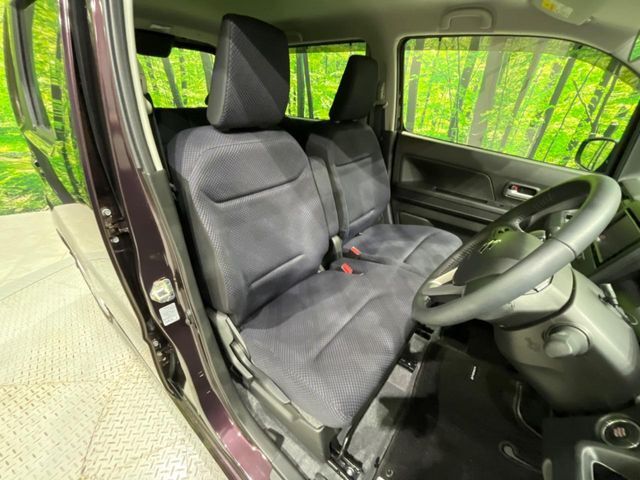 運転席まわりには十分なスペースがあり、大柄な方でもゆったり運転していただける環境です。