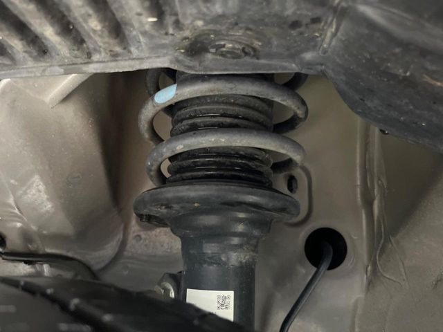 お車を安心してお乗りいただく為には、足回りの定期点検が欠かせません。サービスサポート（有償保証）では無料点検もご提供しており、安心のカーライフをお過ごしいただけるサポート体制が整っています。