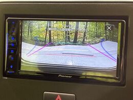【バックカメラ】駐車時に後方がリアルタイム映像で確認できます。大型商業施設や立体駐車場での駐車時や、夜間のバック時に大活躍！運転スキルに関わらず、今や必須となった装備のひとつです！