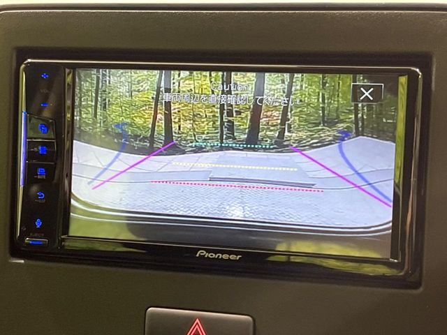【バックカメラ】駐車時に後方がリアルタイム映像で確認できます。大型商業施設や立体駐車場での駐車時や、夜間のバック時に大活躍！運転スキルに関わらず、今や必須となった装備のひとつです！