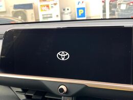 【12.3インチディスプレイオーディオ】スマートフォンと連携が可能な大画面ディスプレイオーディオです。スマートフォンのナビ機能を使用したり、Bluetooth接続で音楽もお楽しみいただけます！