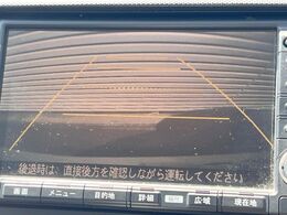 【バックカメラ】駐車時に後方がリアルタイム映像で確認できます。大型商業施設や立体駐車場での駐車時や、夜間のバック時に大活躍！運転スキルに関わらず、今や必須となった装備のひとつです！