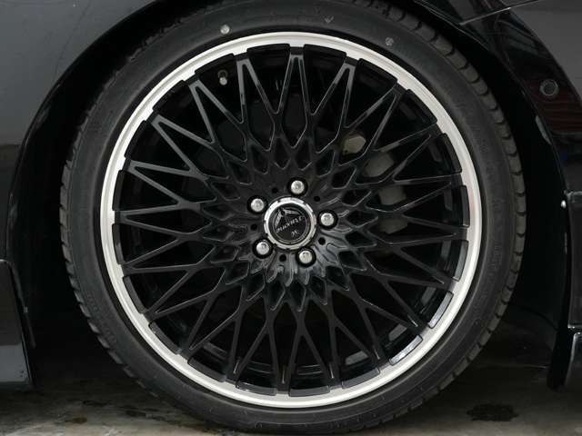 社外18インチAW装着！！別途費用で別のホイールに変更可能です！！