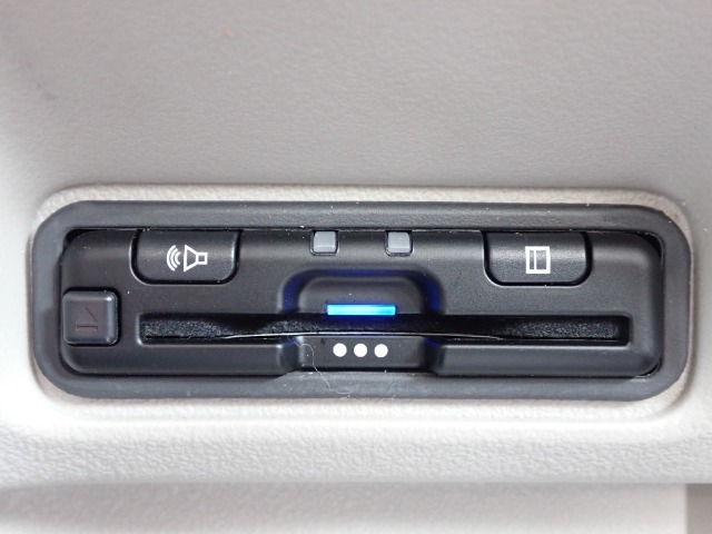 ■【ETC車載器】が装備されています。セットアップをしてお渡しとなり、ETCカードを差し込むだけで高速道路の利用が可能です。
