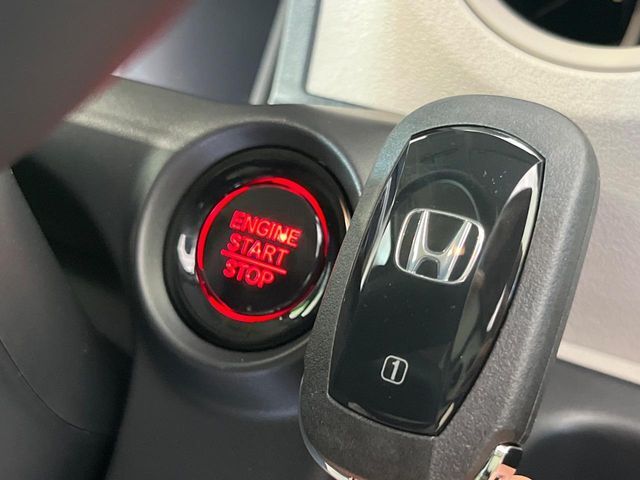 【Hondaスマートキー】カバンやポケットに入れたままでもドアの施錠・解錠が可能なスマートキーを装備。エンジンのオン・オフ時もカギを取り出す必要が無いからとっても便利です♪